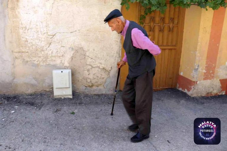 100 yaşındaki Ali Hakverdi eski bayramları özlüyor