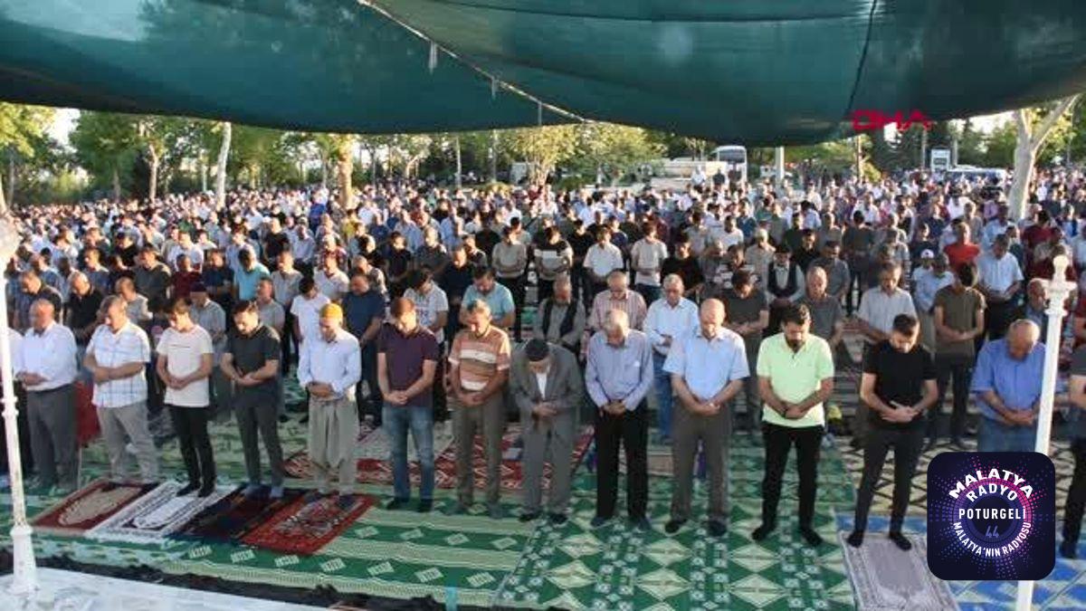 MALATYA’DA NAMAZ SONRASI ŞEHİTLİKTE BURUK BAYRAM