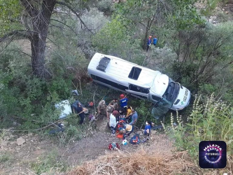 Son dakika haber! Tunceli’de tur minibüsü uçuruma yuvarlandı: 18 yaralı