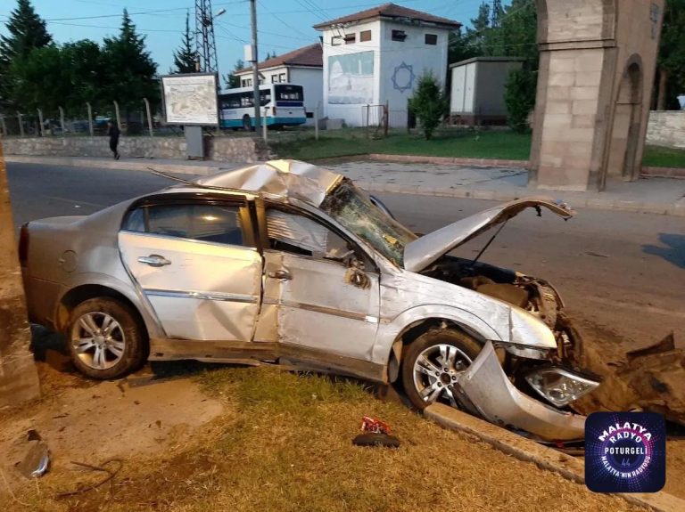 Son dakika haberi… Refüje çarpan otomobil takla attı: 1 yaralı