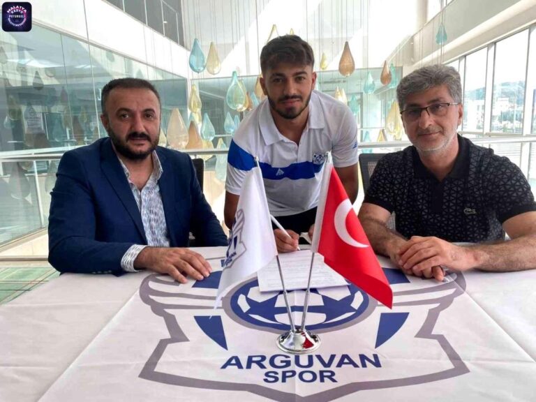 Arguvanspor’da imza şov