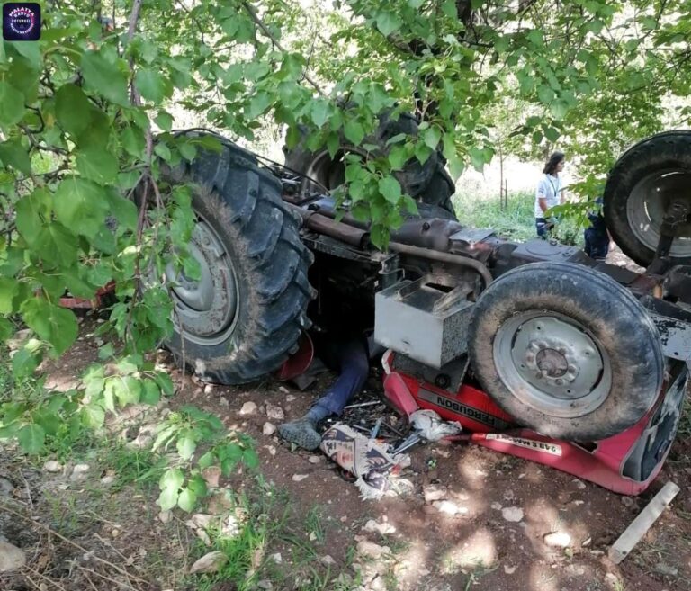 Devrilen traktörün altında kalan sürücü hayatını kaybetti