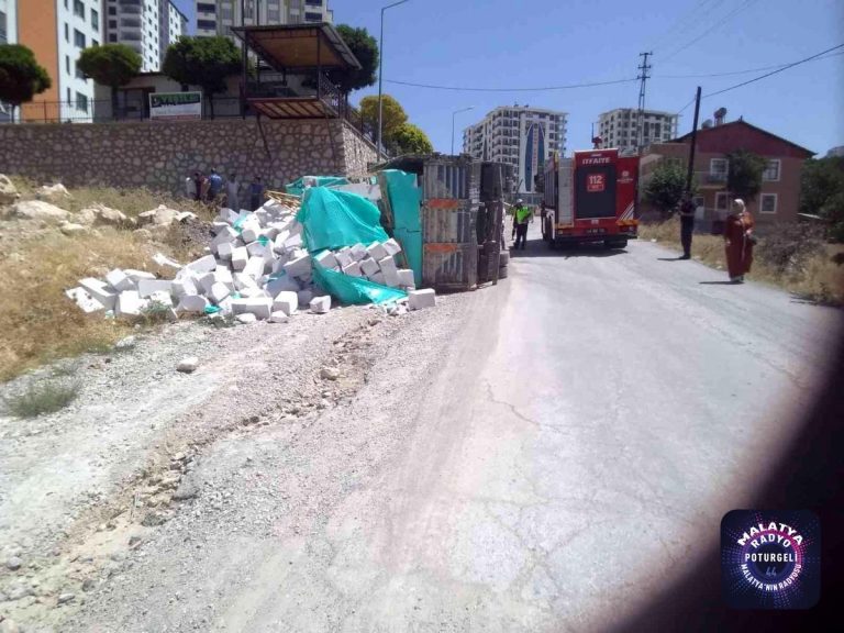 Kontrolden çıkan beton yüklü kamyon devrildi