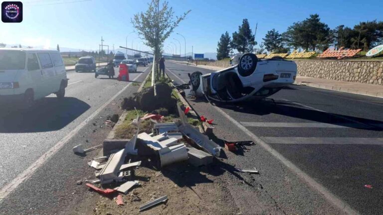 Refüje çarpıp aydınlatma direğini yerinden söktü: 2 yaralı