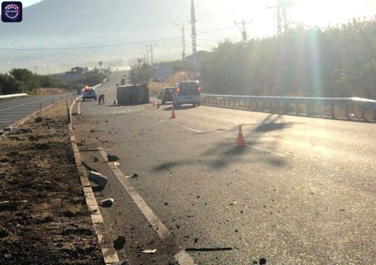 Son dakika haber… Refüje çarparak metrelerce savruldu: 3 yaralı