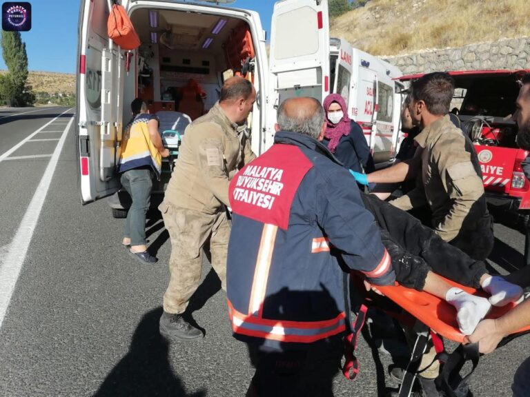 Son dakika haberi! Malatya’da tırla hafif ticari araç çarpıştı, 3 kişi öldü, 3 kişi yaralandı