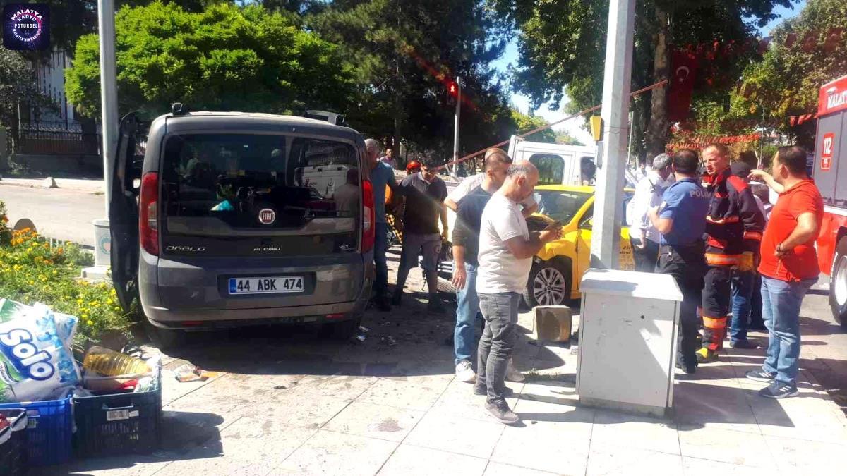 Son dakika 3. sayfa: Malatya’da hafif ticari araç otomobille çarpıştı: 6 yaralı