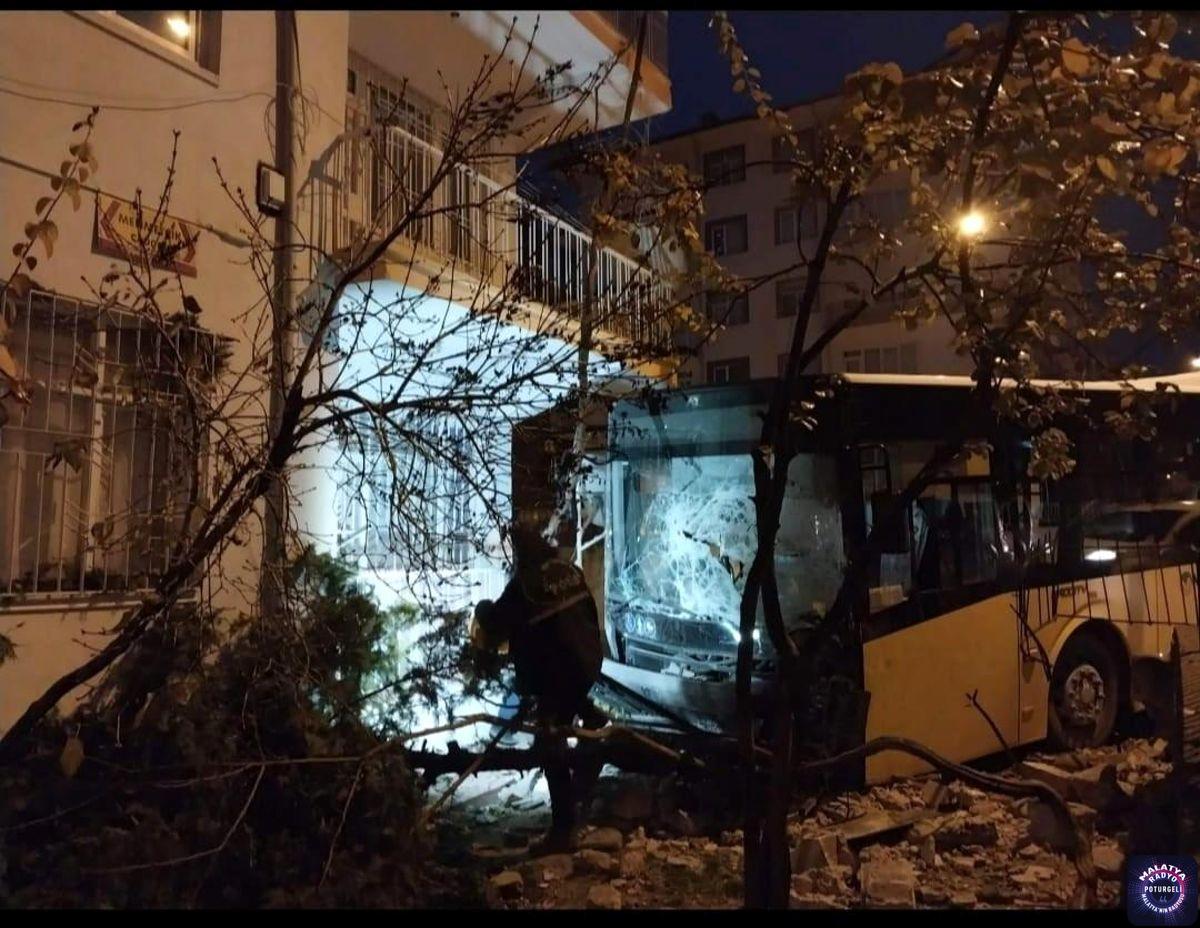 Otobüs ile hafif ticari araç çarpıştı: 1’i ağır 8 yaralı