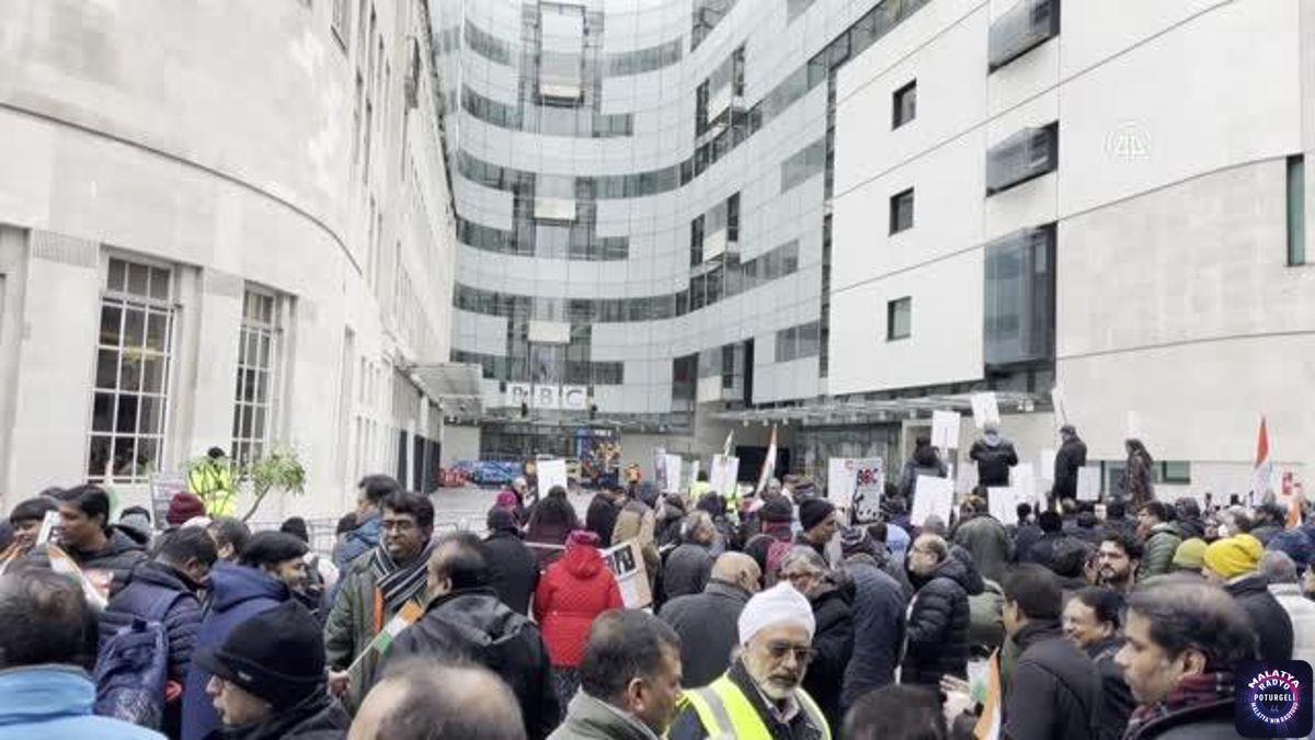 Hindistan Başbakanı Modi hakkında yayınlanan belgesel, BBC önünde protesto edildi