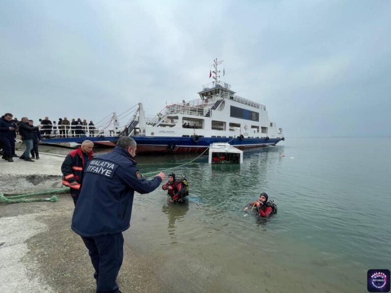 Malatya’da feribota yolcu taşıyan otobüs gölete düştü