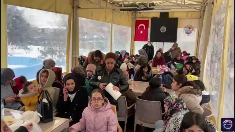 7,7 Büyüklüğündeki Deprem 10 İli Vurdu… Malatya Darende’de Depremzedeler İçin Çadır Kuruldu, Çorba Dağıtıldı