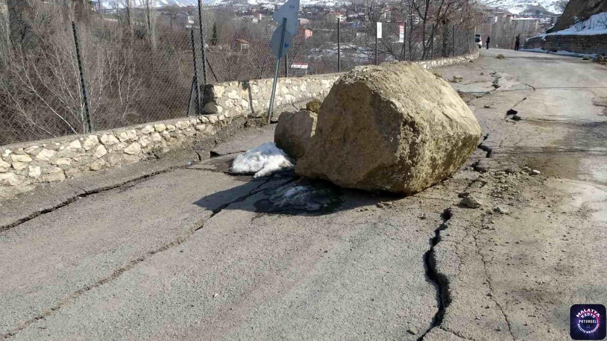 Depremle oluşan heyelanda dev kayalar yola düştü