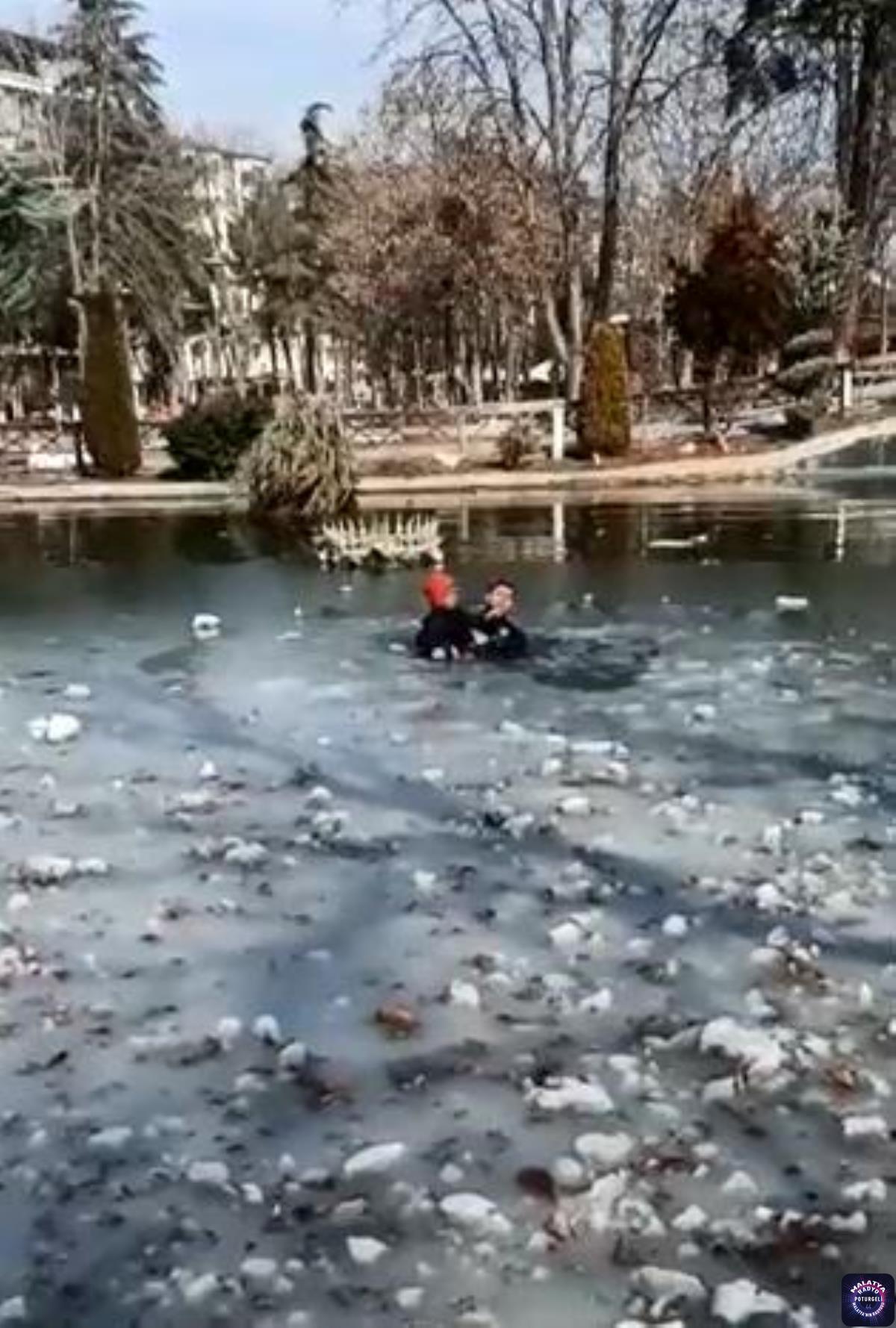 Gölete düşen depremzede çocuğu polis kurtardı