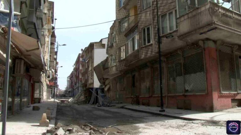 Malatya’da ağır hasarlı bir bina daha kendiliğinden yıkıldı