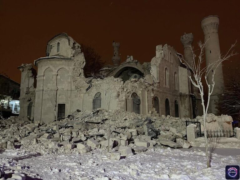 Malatya’da meydana gelen depremde 123 yıllık Yeni Camii yıkıldı