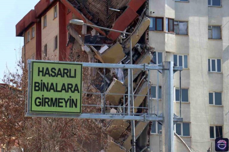 Malatya’da tabelalara “Hasarlı binalara girmeyin” yazıları yazıldı