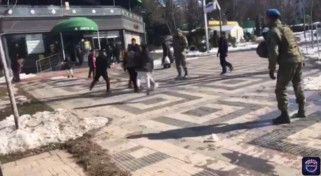 MEHMETÇİK, MALATYA’DA DEPREMZEDE ÇOCUKLARLA FUTBOL OYNADI