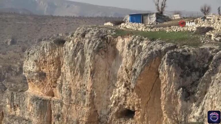 1400 metre rakımda ürküten görüntü… Dağlardaki dev yarıklar depremin şiddetini ortaya koydu