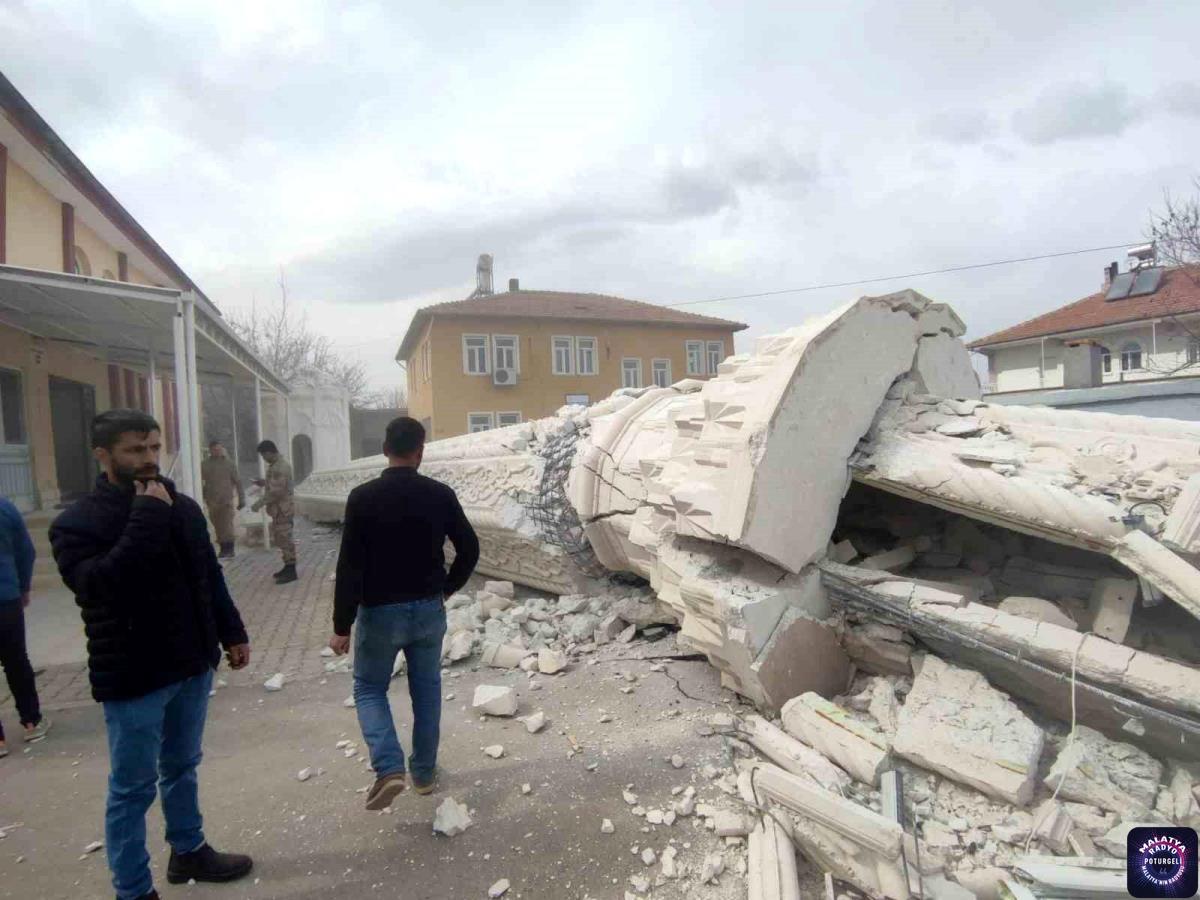 Depremde hasar gören caminin minaresi kontrollü şekilde yıkıldı