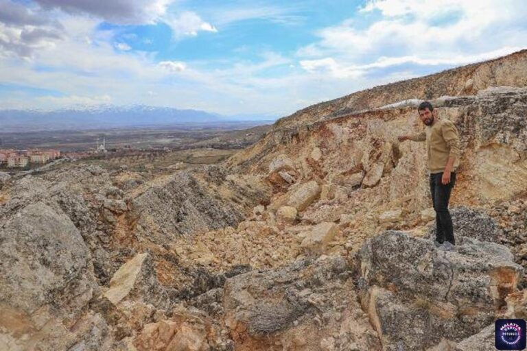 Geyiktepesi’nde depremde dev yarık ve çatlaklar oluştu