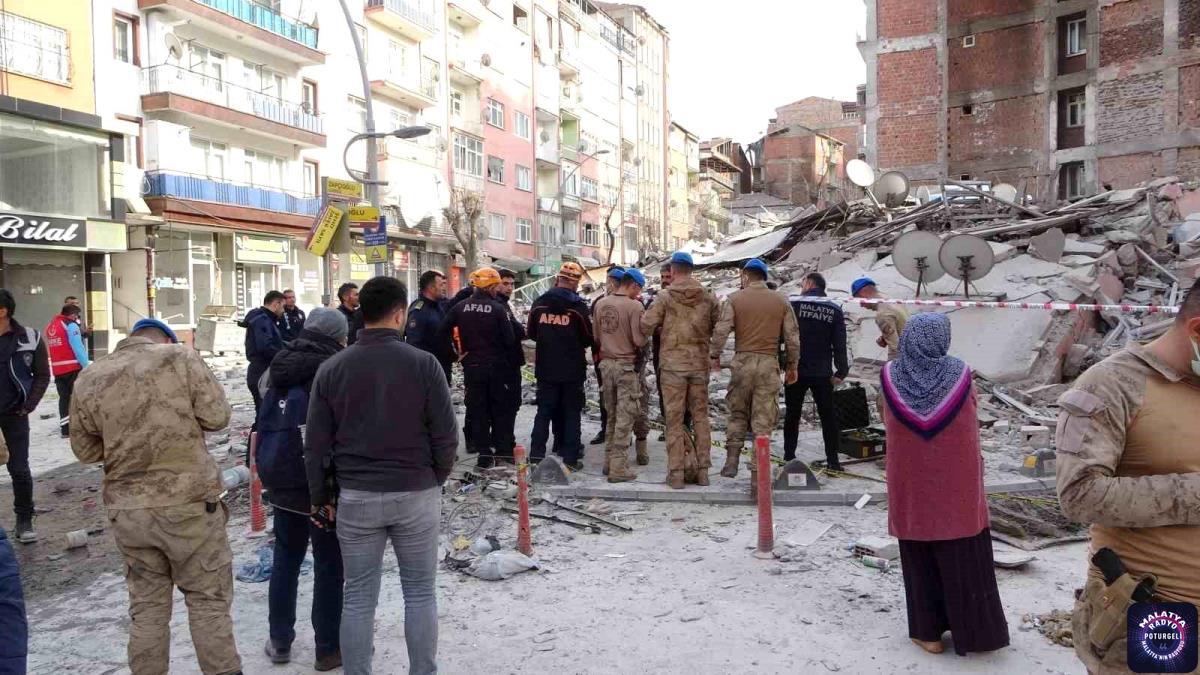 Malatya’da ağır hasarlı 5 katlı bina çöktü