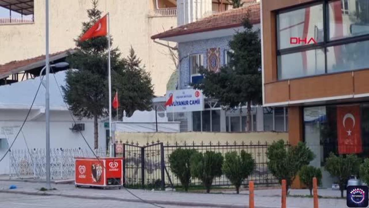 MALATYA’DA AĞIR HASARLI MİNARE KONTROLLÜ YIKILDI