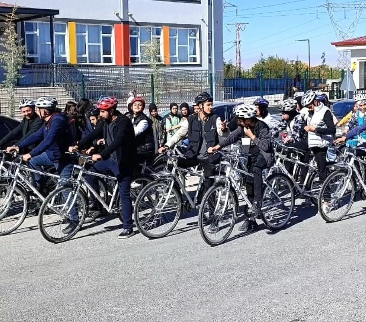 Hollandalı Gurbetçiler Anadolu Lisesi’nden Madde Bağımlılığına Dikkat Çeken Bisiklet Turu