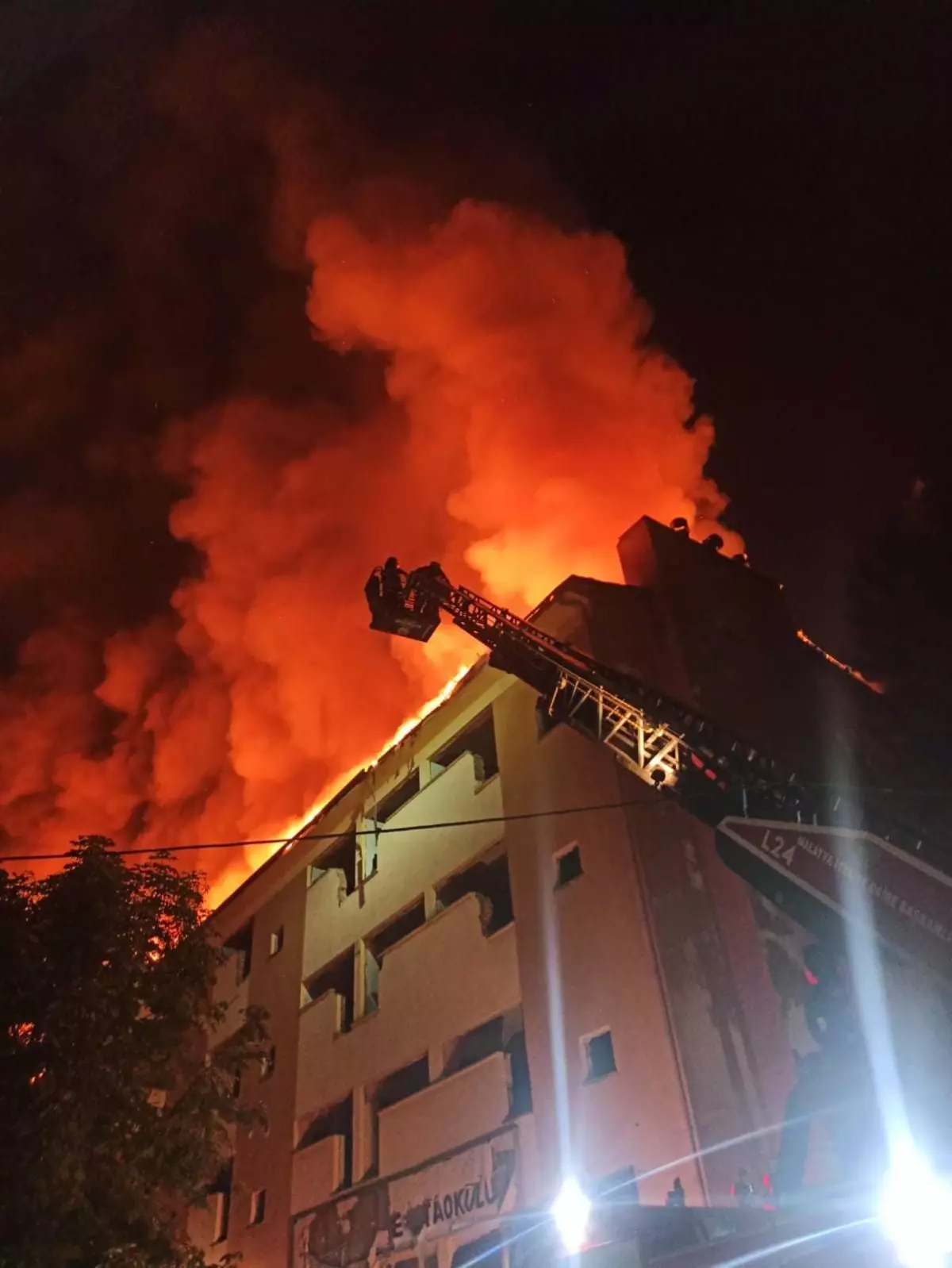 Malatya’da Depremzede Okulun Çatısında Yangın Çıktı