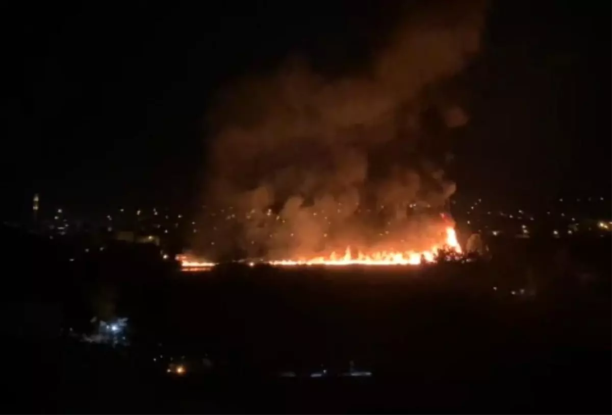 Malatya’da Hasarlı Binanın Çatı Katında Yangın Çıktı