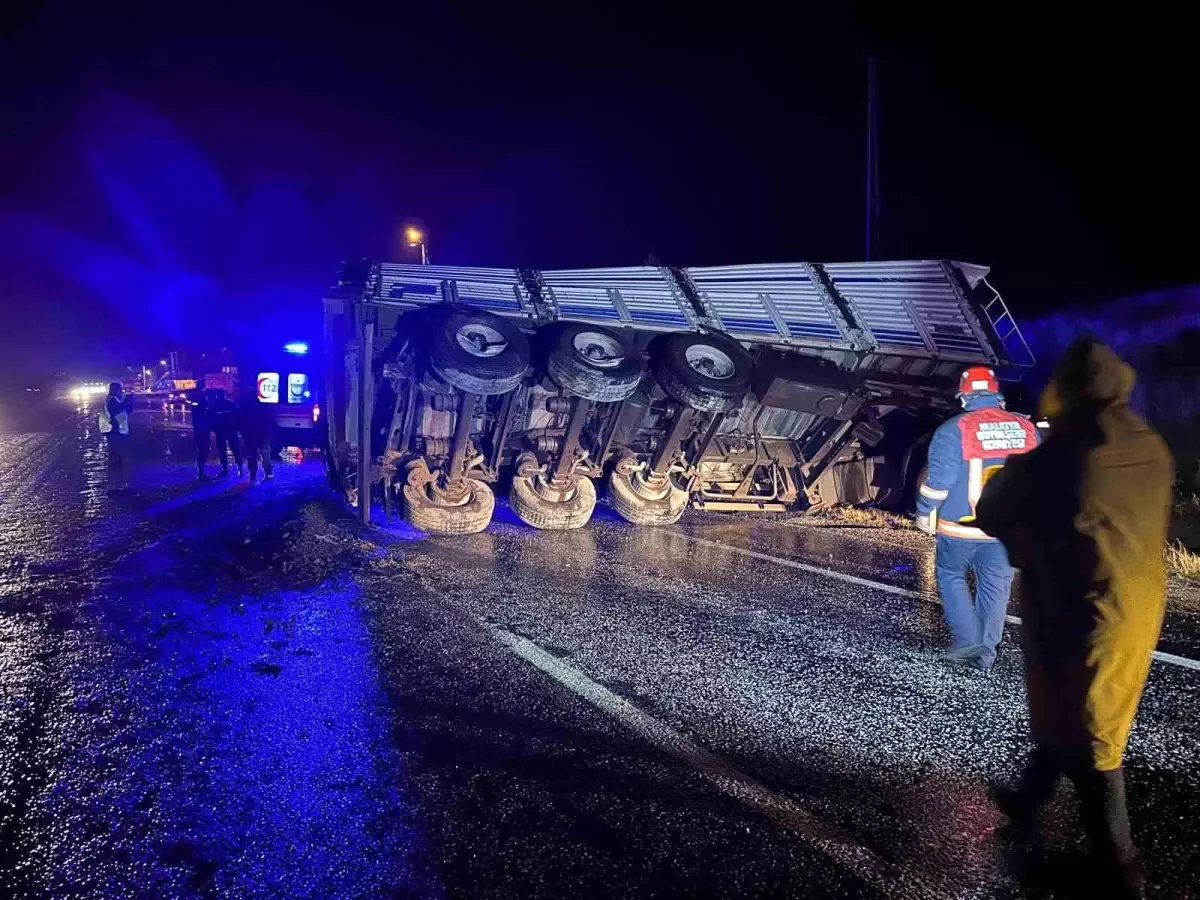 Malatya’da Maden Yüklü Tır Devrildi: 1 Yaralı