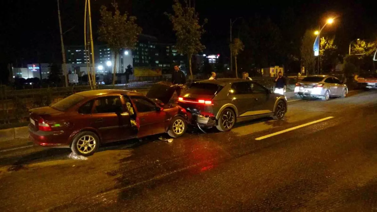 Malatya’da Rektör Akpolat’ın Karıştığı Trafik Kazasında 2 Yaralı