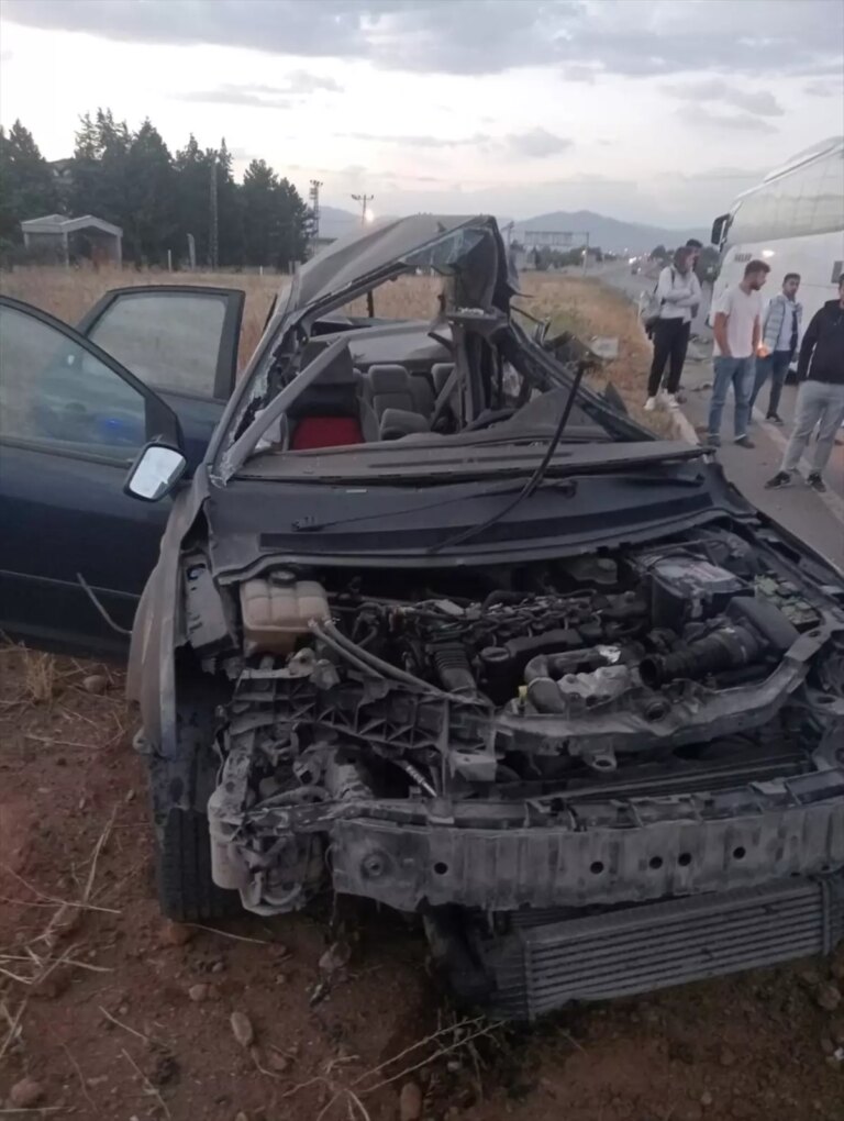 Malatya’da Yolcu Otobüsü ile Otomobil Çarpıştı: 1 Ölü, 1 Yaralı