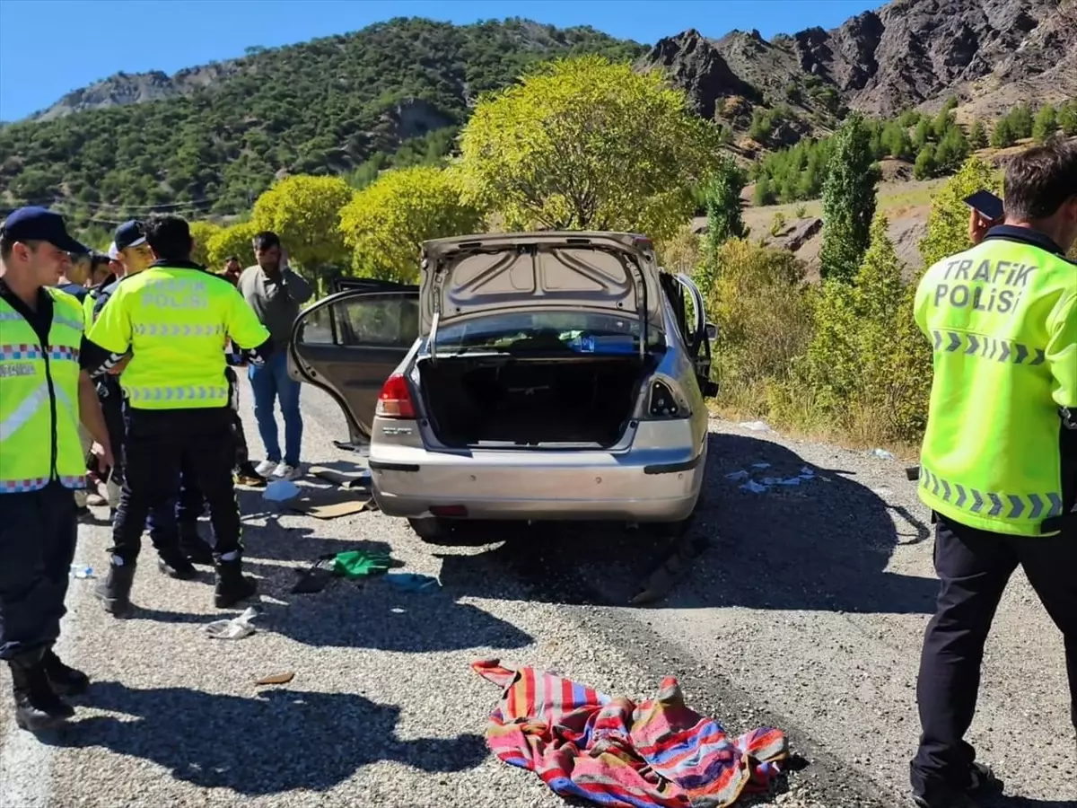 Malatya’da yön levhasına çarpan otomobildeki 3 kişi yaralandı