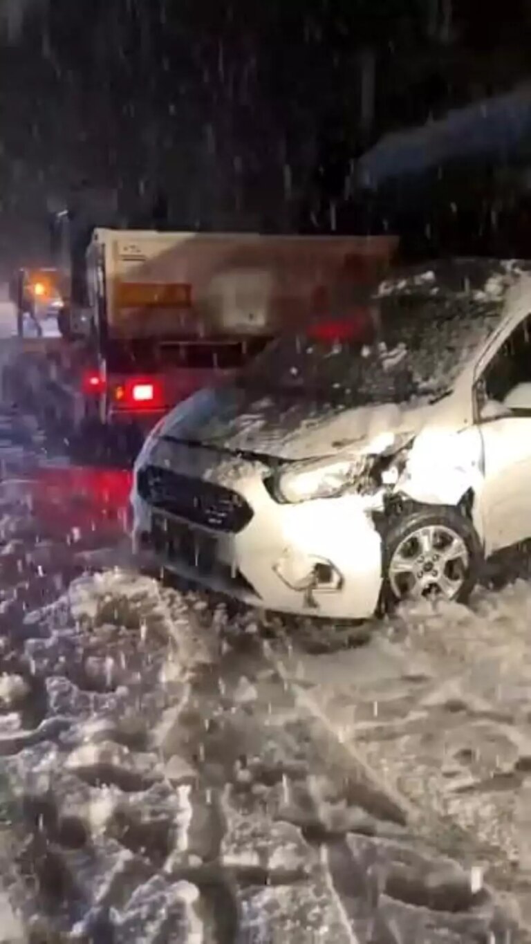 Elazığ-Malatya Karayolu’nda Zincirleme Kaza: Yol Kapandı