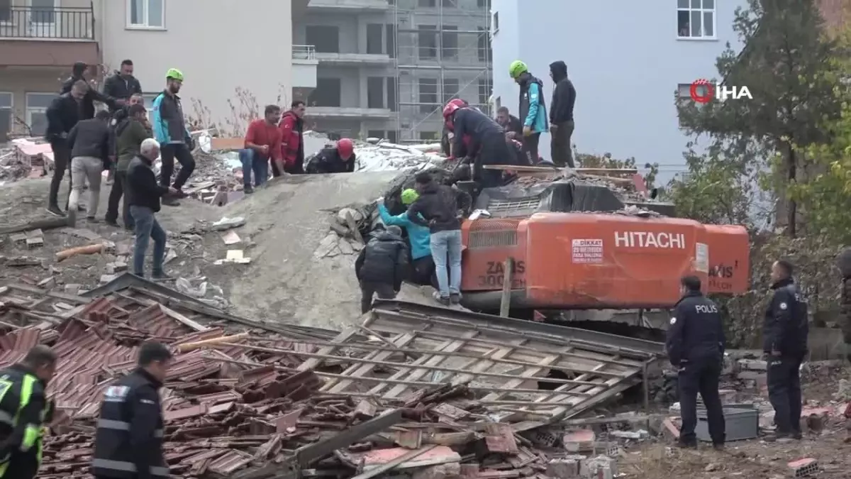 Malatya’da Enkaz Altında Kalan Kepçe Operatörünü Kurtarma Çalışmaları Devam Ediyor