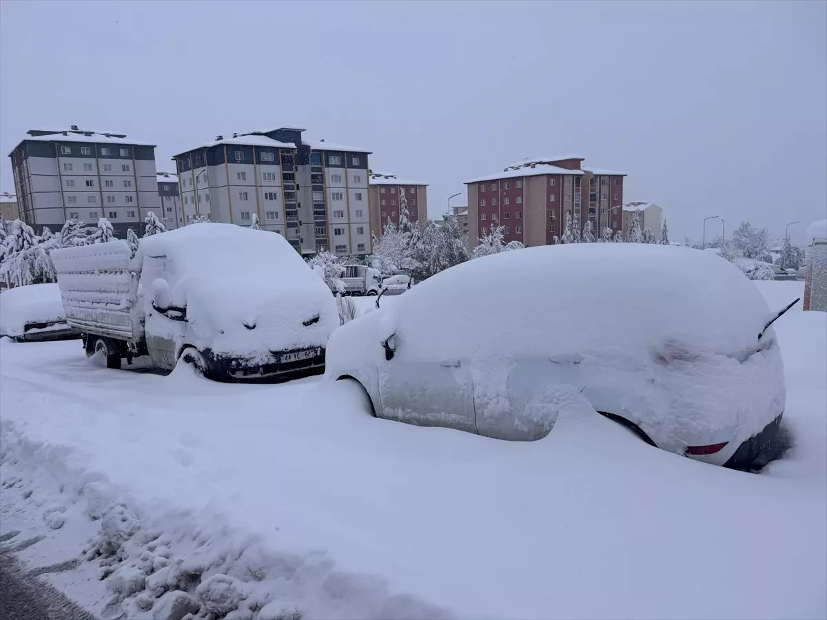 Malatya’da Kar Yağışı Trafiği Etkiledi, Belediyeden Temizlik Çalışmaları