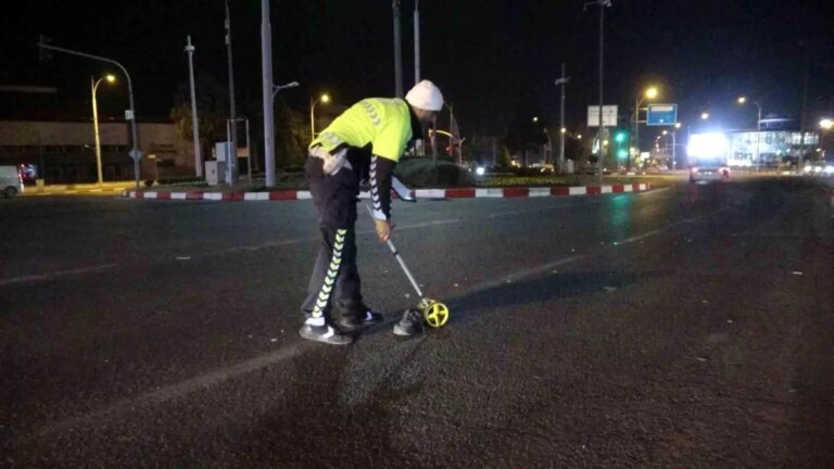 Malatya’da Kavşakta Genç Gence Çarpan Minibüs Kaçtı