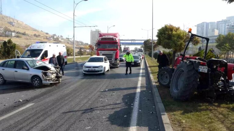 Malatya’da Otomobil ve Traktör Çarpıştı: 2 Yaralı