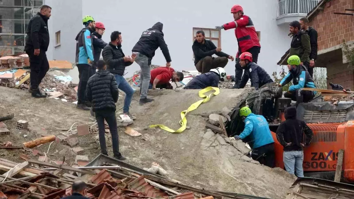 Malatya’da Yıkım Sırasında Bina Çöktü, Kepçe Operatörü Kurtarıldı