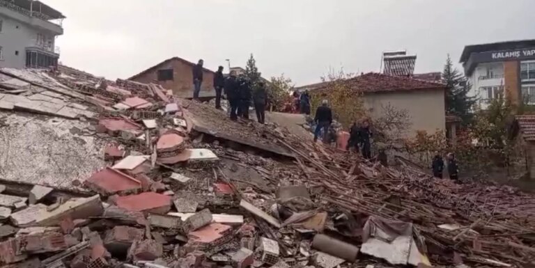 Malatya’da Yıkım Sırasında Göçük: Kepçe Operatörü Enkaz Altında Kaldı