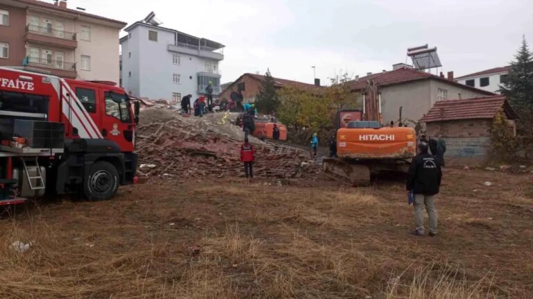 Malatya’da Yıkım Sırasında Kepçe Operatörü Enkaz Altında Kaldı