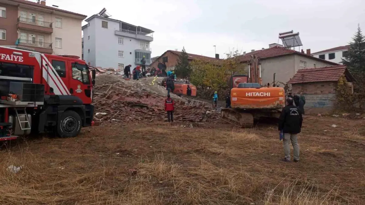 Malatya’da Yıkım Sırasında Kepçe Operatörü Enkaz Altında Kaldı