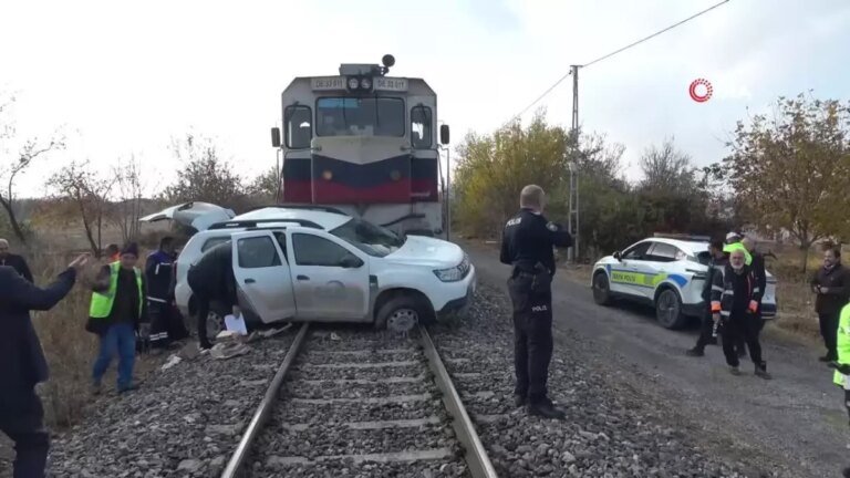 Malatya’da Yük Treni Hafif Ticari Araca Çarptı: 2 Yaralı