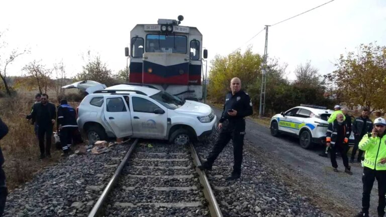 Malatya’da Yük Treni Hafif Ticari Araçla Çarpıştı: 2 Yaralı