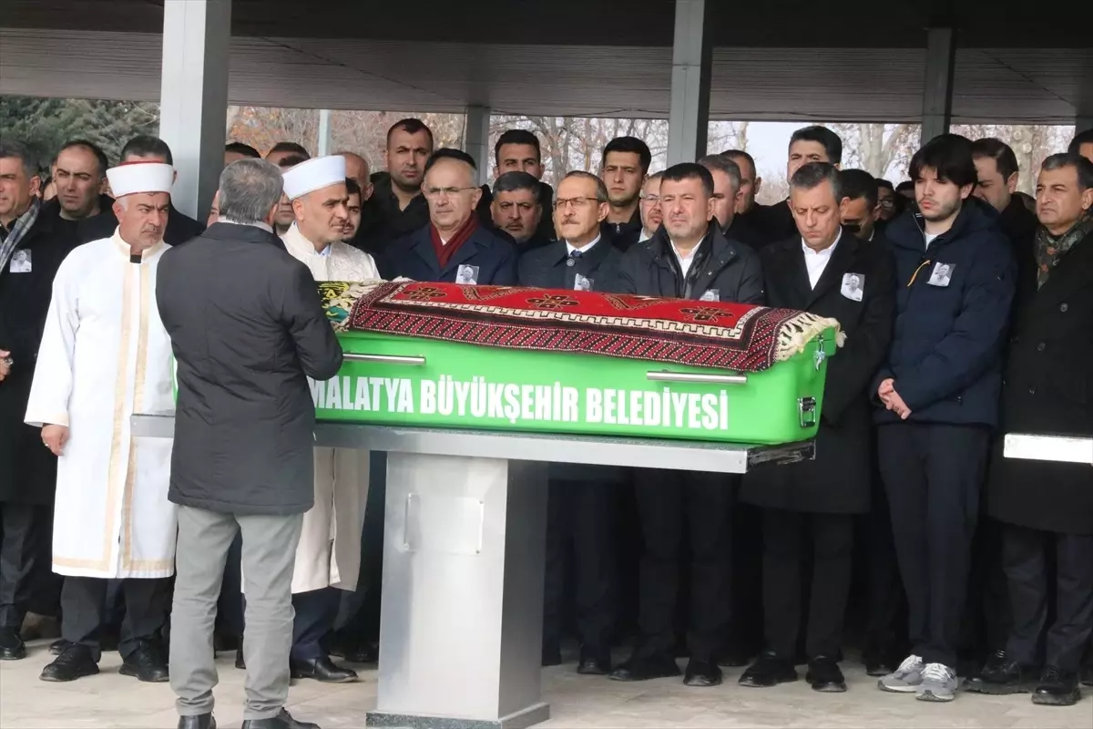 CHP Genel Başkanı Özgür Özel, Hüseyin Ağbaba’nın Cenaze Törenine Katıldı