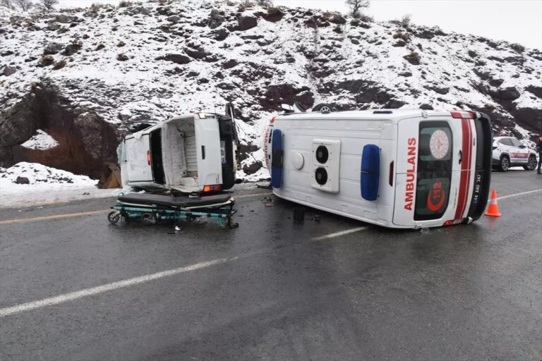 Malatya’da Ambulans ile Kamyonet Çarpıştı: 7 Yaralı