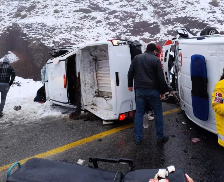 Malatya’da Ambulans ile Pikap Çarpıştı, 5 Yaralı