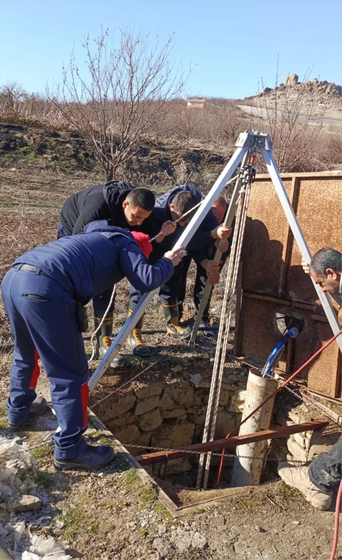 İtfaiye Ekipleri Kuyudan Düşen Köpek Yavrusunu Kurtardı